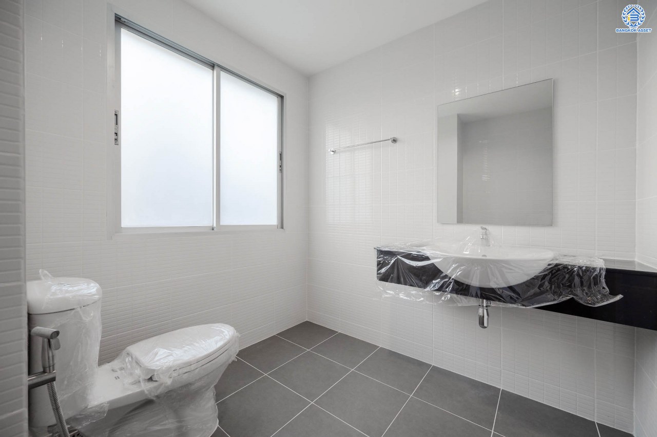 บ้านมือสองตกแต่งใหม่ โครงการ วิสต้าปาร์ค แจ้งวัฒนะ ทาวน์โฮม 3 ชั้น จากแบรนด์ SC Asset บนเนื้อที่ 22.9 ตร.ว. ฟังก์ชัน 3 ห้องนอน 3 ห้องน้ำ จอดรถได้ 2 คัน บนทำเลโซนเมือง บนทำเลคุณภาพ ติดถนนเลี่ยงเมืองปากเกร็ด ใกล้เซ็นทรัล แจ้งวัฒนะ, เมืองทองธานี, จุดขึ้นทางด่วน "แจ้งวัฒนะ" และรถไฟฟ้าสายสีชมพู "สถานีสามัคคี"